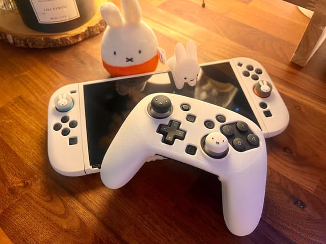 Kuitmor Switch2 スティックカバー(ホワイト&ブラックうさぎ)