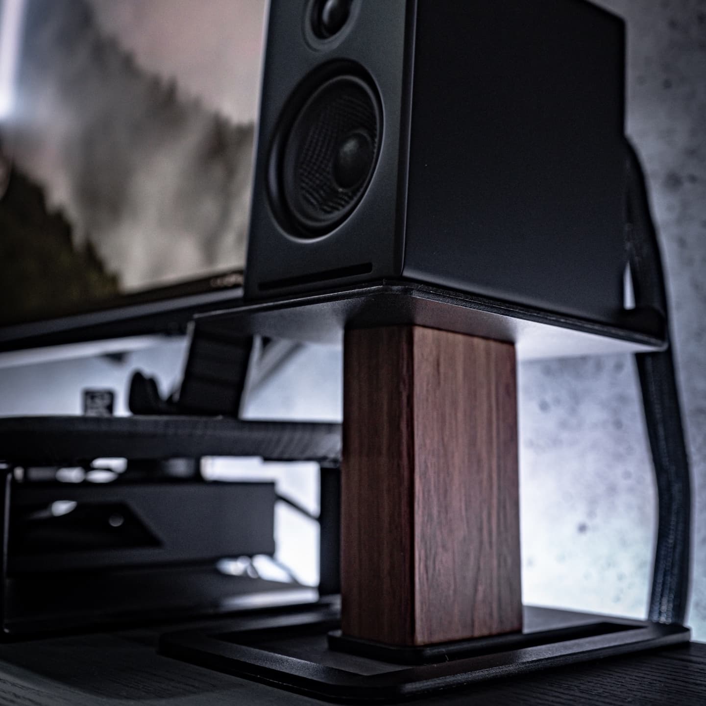 『WORLD GADGETS』 American Dark Walnut スピーカースタンド